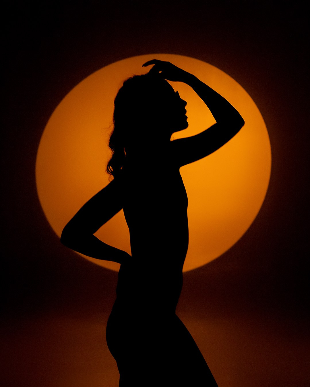 Силуэт девушки в студии, на фон светит маска гобо, съемка с масками гобо Казань