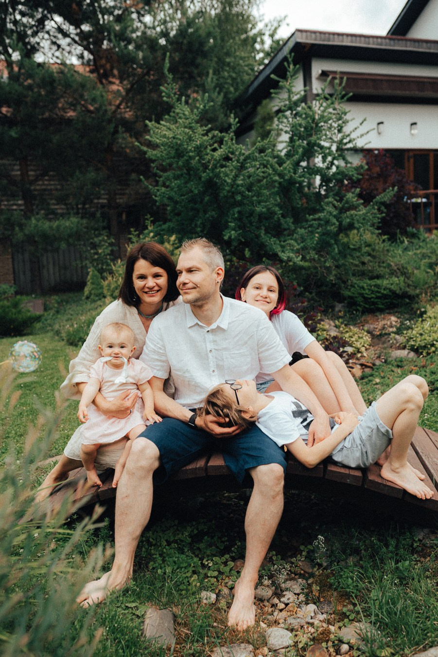 Коля, Ксюша, Саша, Андрей, Кира и бабушки | на даче