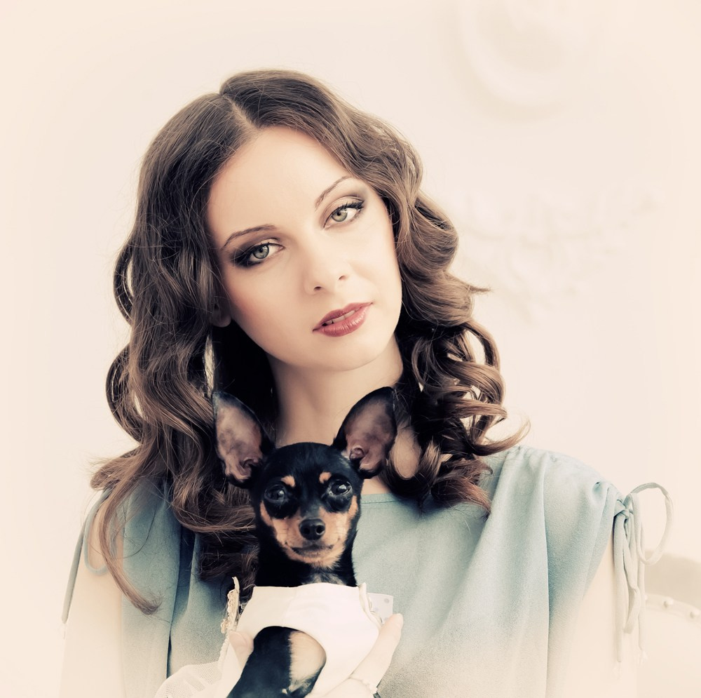 Оксана Сауткина. Фотография девушки с собачкой. Фотосессия в фотостудия «Light & Soul» I Нижний Новгород