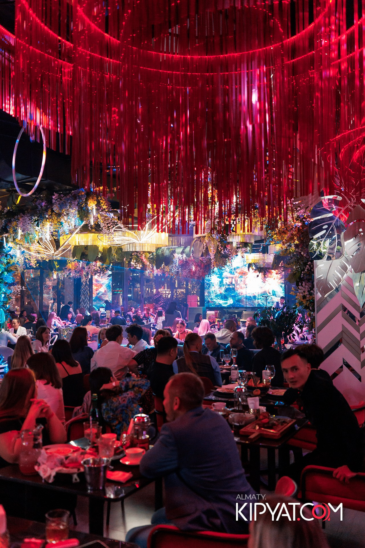 FRIENDS BAR & TERRACE. КИПЯТКОМ АЛМАТЫ!