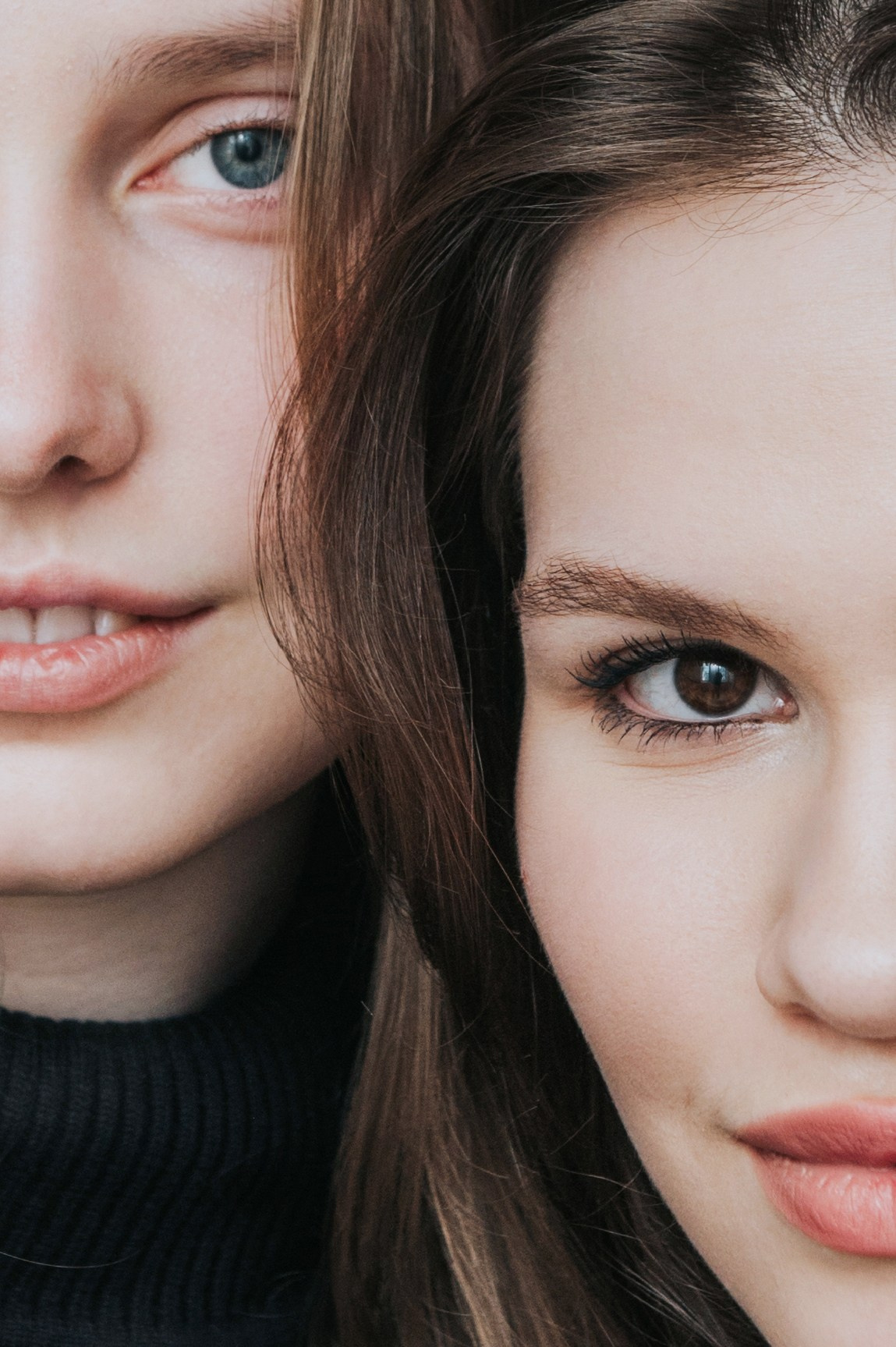 Крупный парный портрет: лица девушек в плотной композиции с акцентом на взгляд.