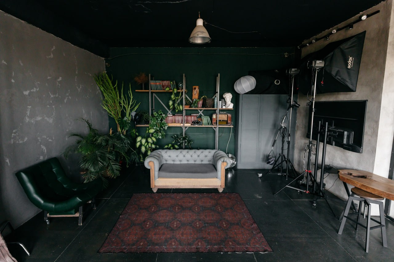 На этом фото представлен интерьер и оборудование фотостудии Наше место, основной зал.