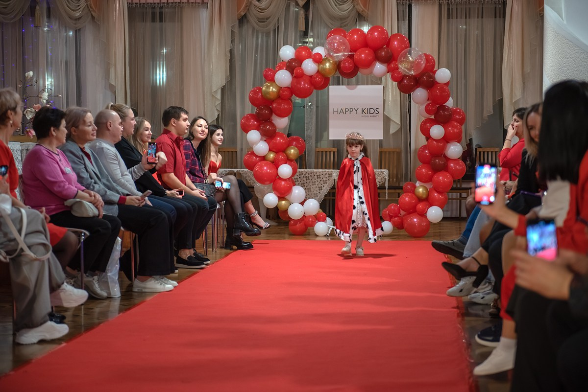Выпускной в детской школе моделей HAPPYkids 2024. Семейный и коммерческий фотограф в Сочи Александр Бодунов