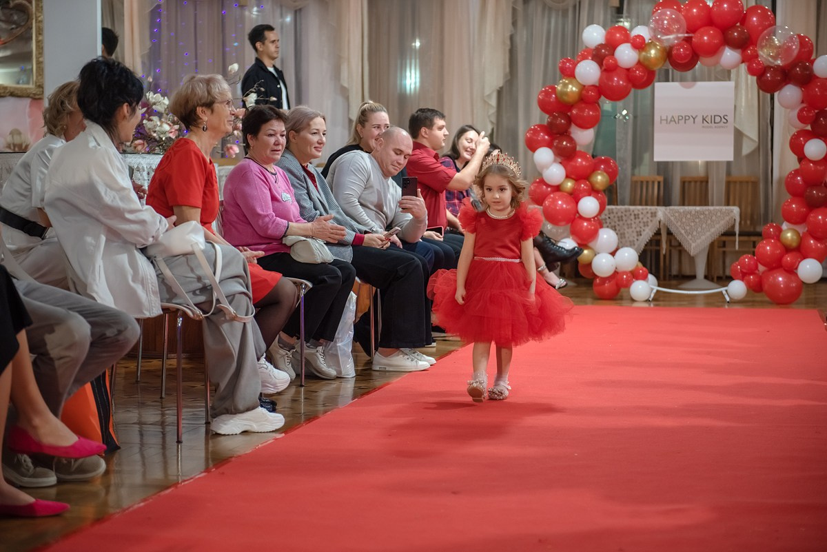 Выпускной в детской школе моделей HAPPYkids 2024. Семейный и коммерческий фотограф в Сочи Александр Бодунов