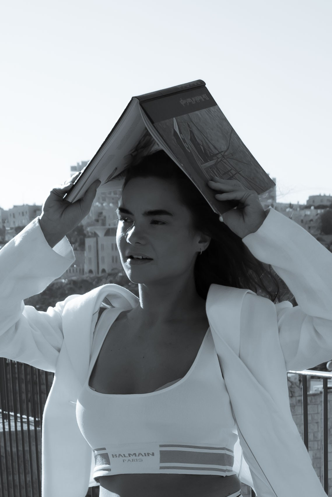 чб фото девушки с книжкой