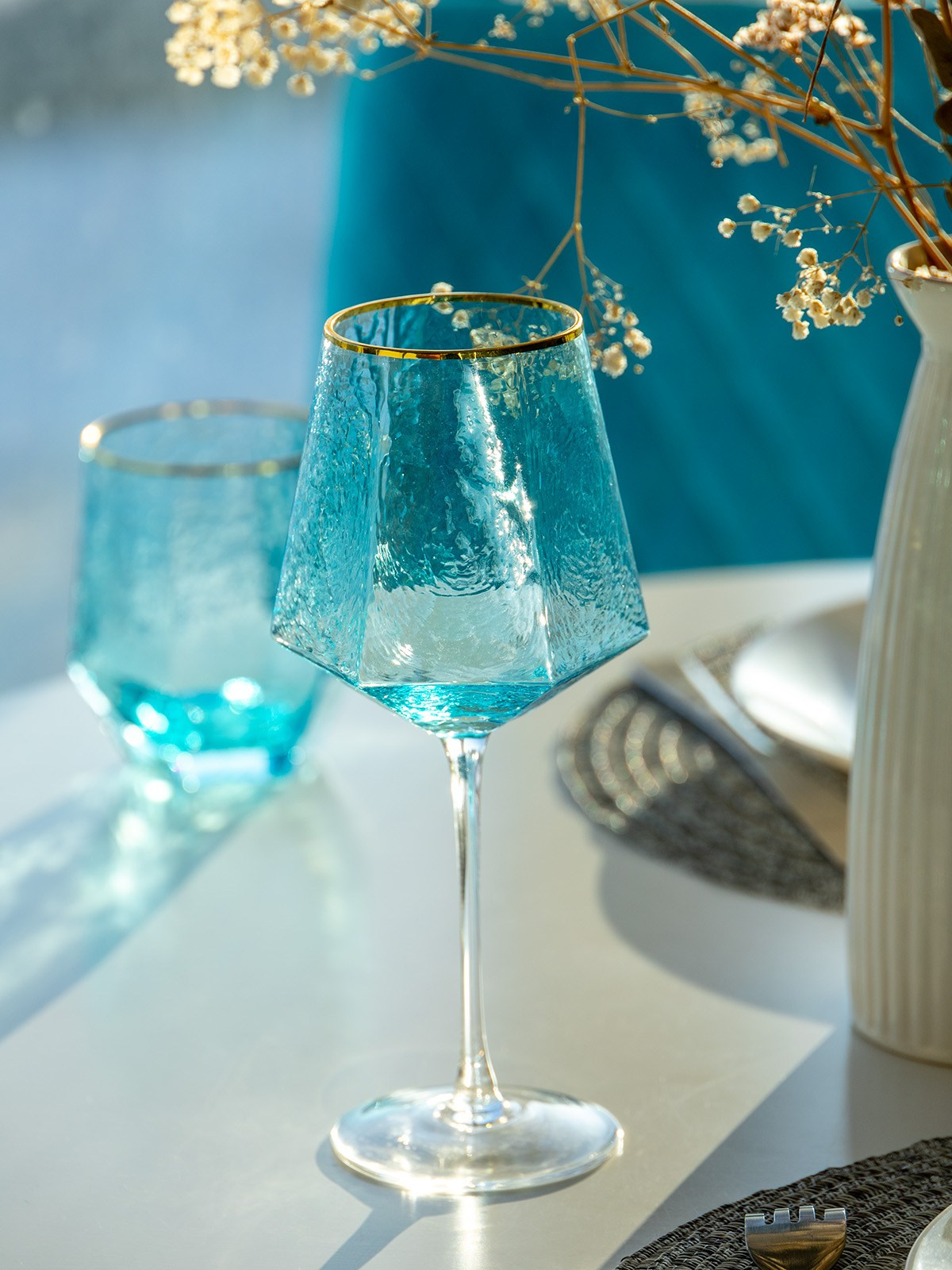 Бирюзовые бокалы в стилизованной композиции | Фото для сайта производителя
