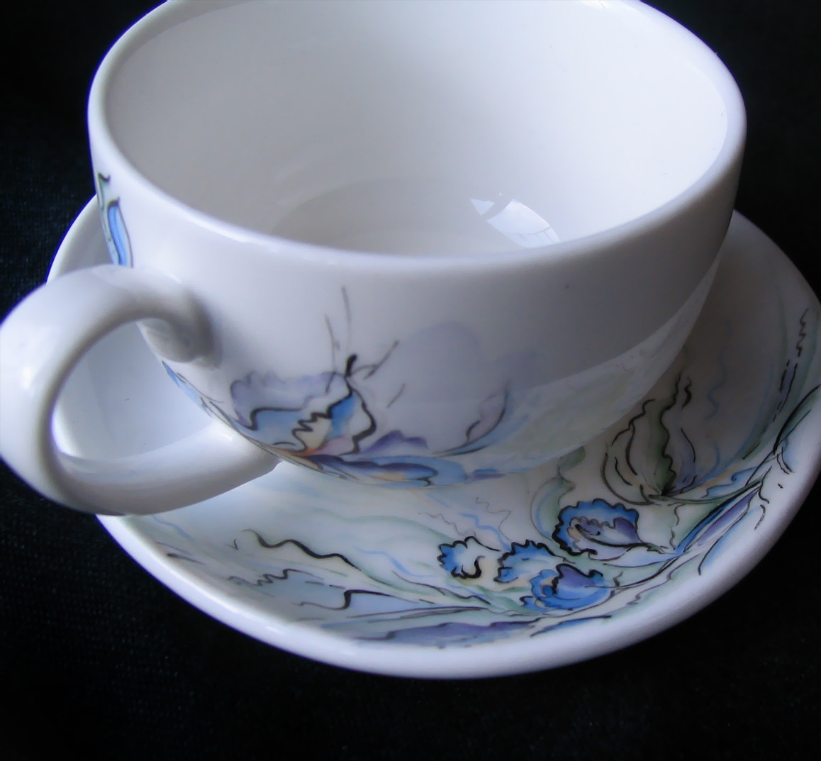 Роспись кофейной пары выполнена надглазурными красками для росписи фарфора с последующим высокотемпературным обжигом. 