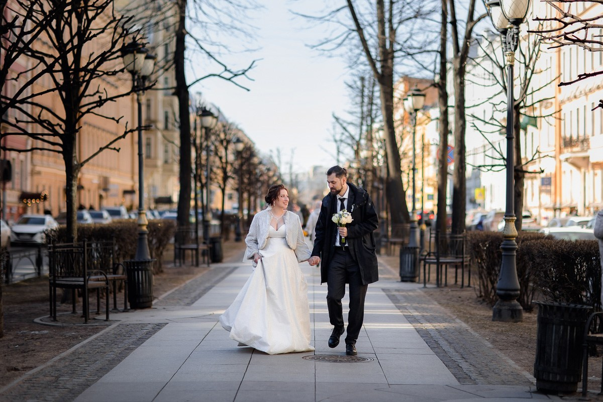 Жених и невеста прогуливаются по бульвару Санкт-петербурга