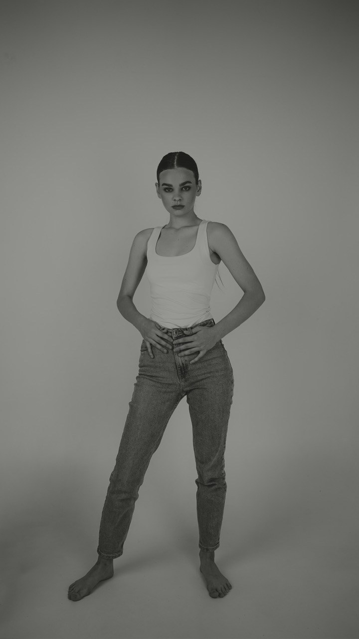 Черно-белая фотосессия на циклораме в фотостудии Новочеркасска «Рафинад». Свадебный фотограф в Ростове-на-Дону. Таинство Крещения и Венчания, семейные фотосессии. Алёна Чёботова