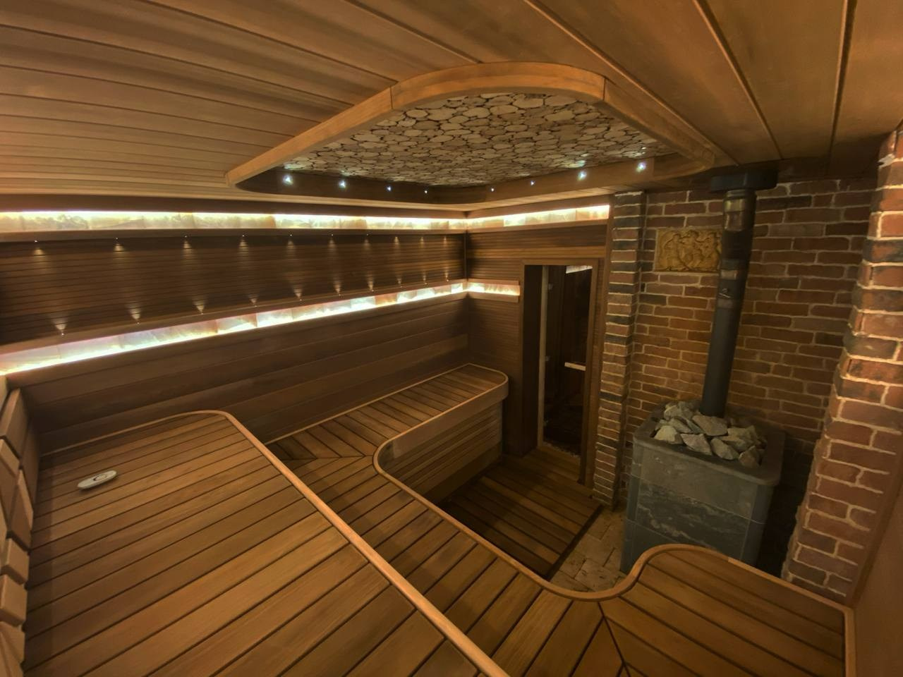 Реновация парной в МО: тёплая ольха, стильная термоотделка, сияние оптоволокна и солевые линии в изысканном дизайне. SaunaTopMasters