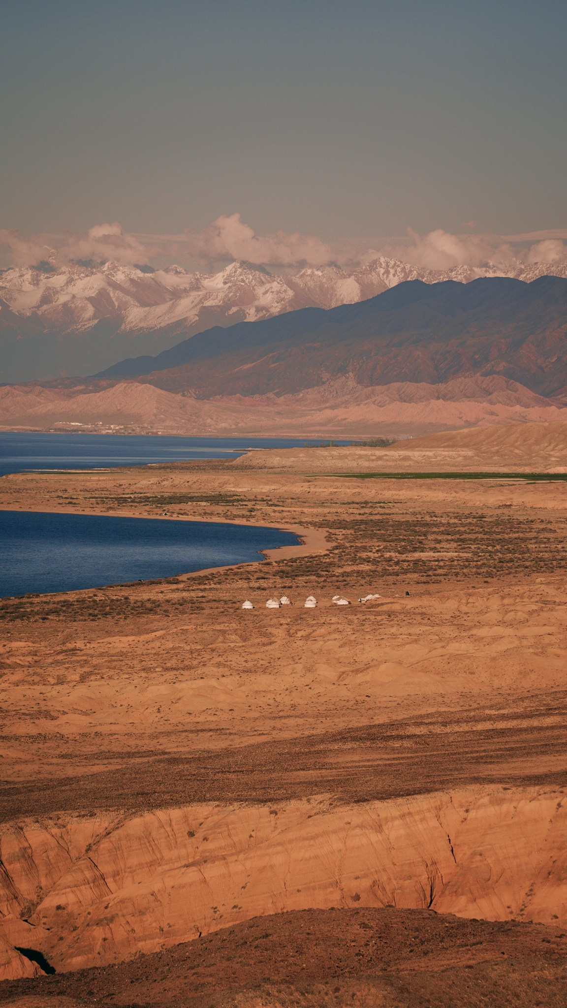 Кыргызстан. Человек с фотокамерой