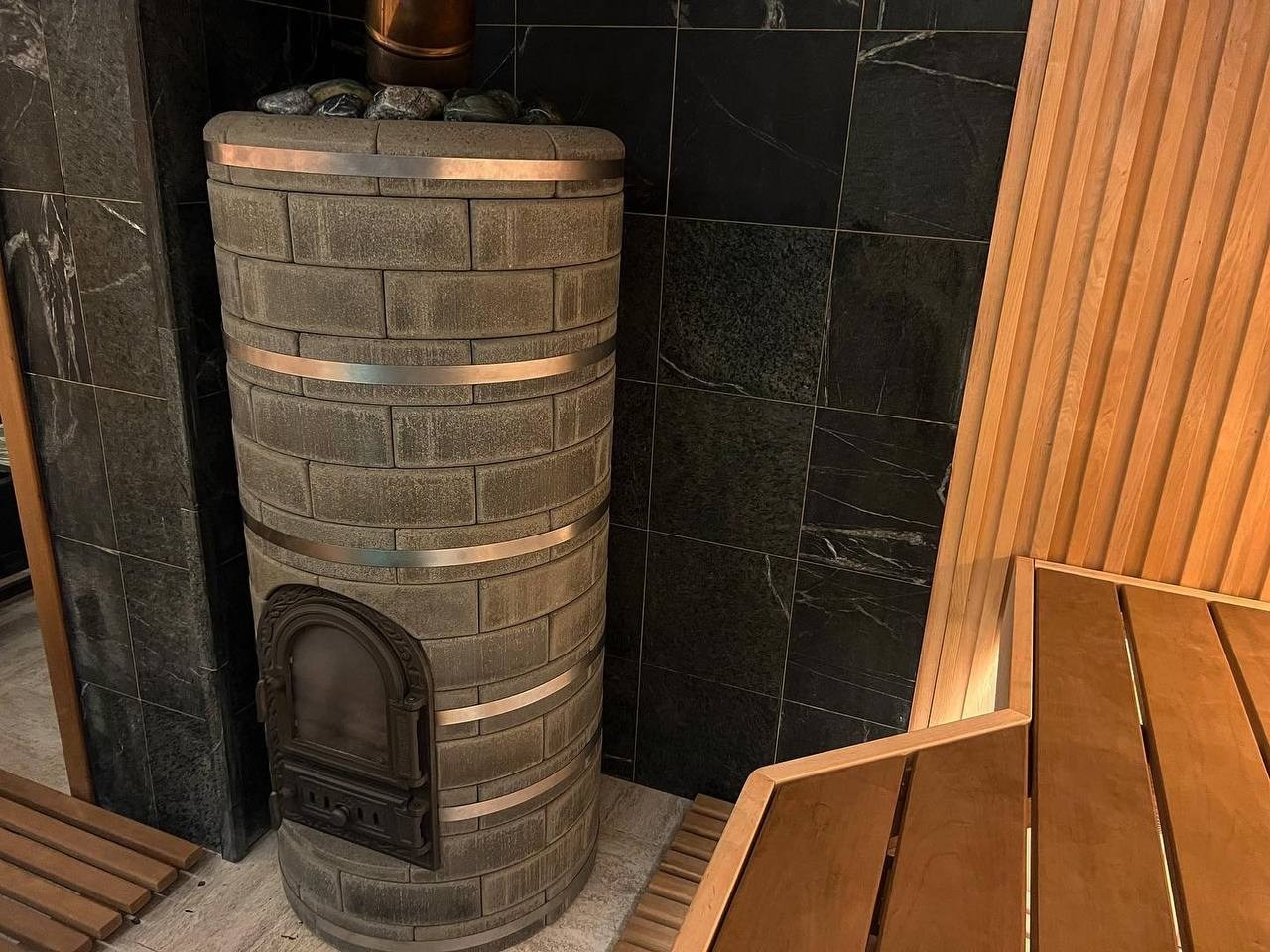 Уникальная парная в Юкках с огромным 3D панно из дикорастущего тика. Печь ручной работы и даже дровник между полками. SaunaTopMasters