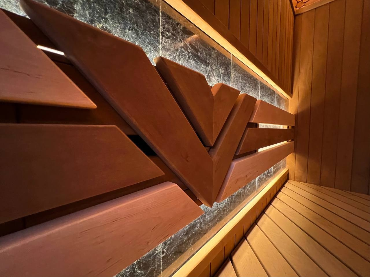 Шикарная парная в Денисово. Уникальный дизайн, большое количество сибирского можжевельника и талькомагнезит с подсветкой. SaunaTopMasters