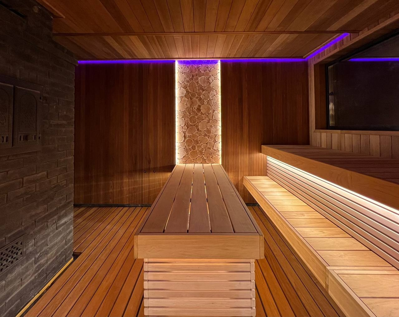 Русская баня по-серому в Ленинском легко соберёт большую компанию, а парильный стол подарит особое удовольствие парения в четыре руки. SaunaTopMasters