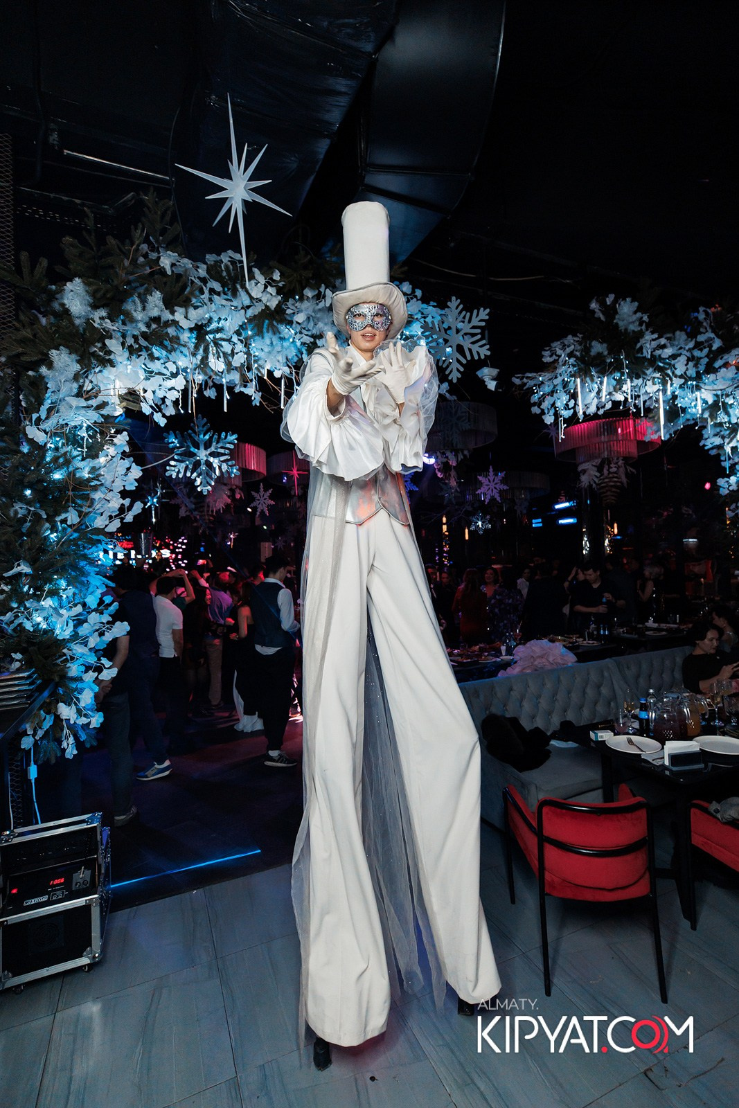 FRIENDS BAR & TERRACE. КИПЯТКОМ АЛМАТЫ!