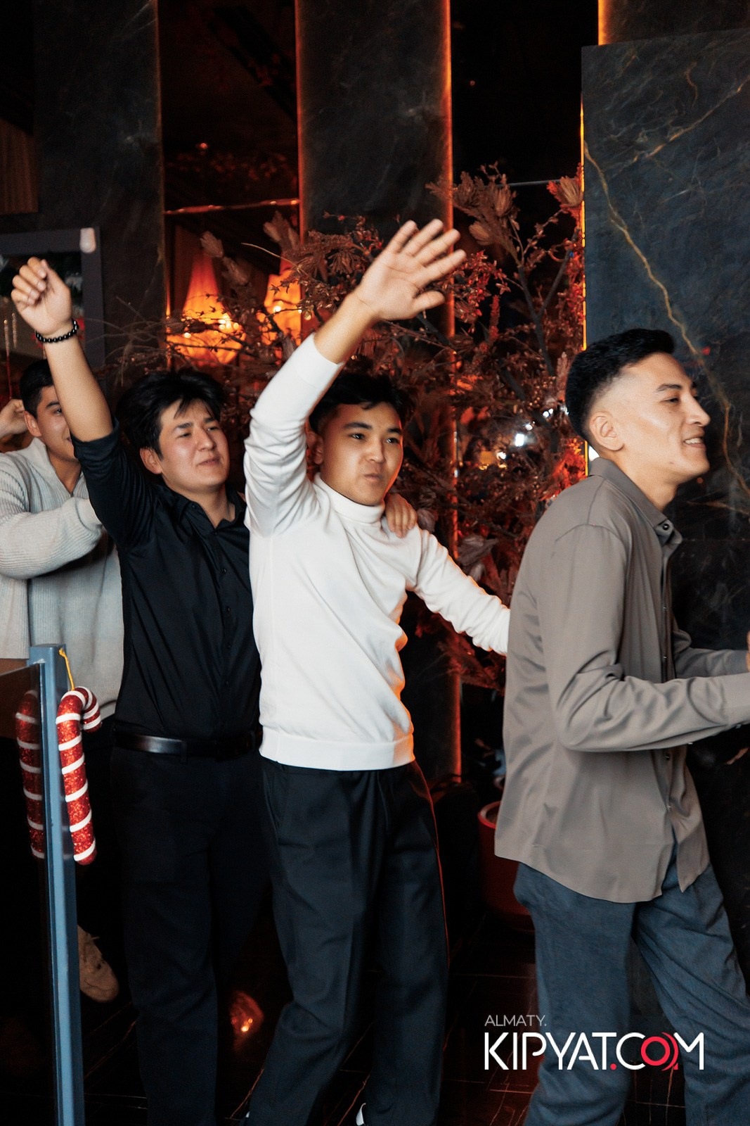 БАР ПАНАЕХАЛИ НА ДОСТЫК. КИПЯТКОМ АЛМАТЫ!