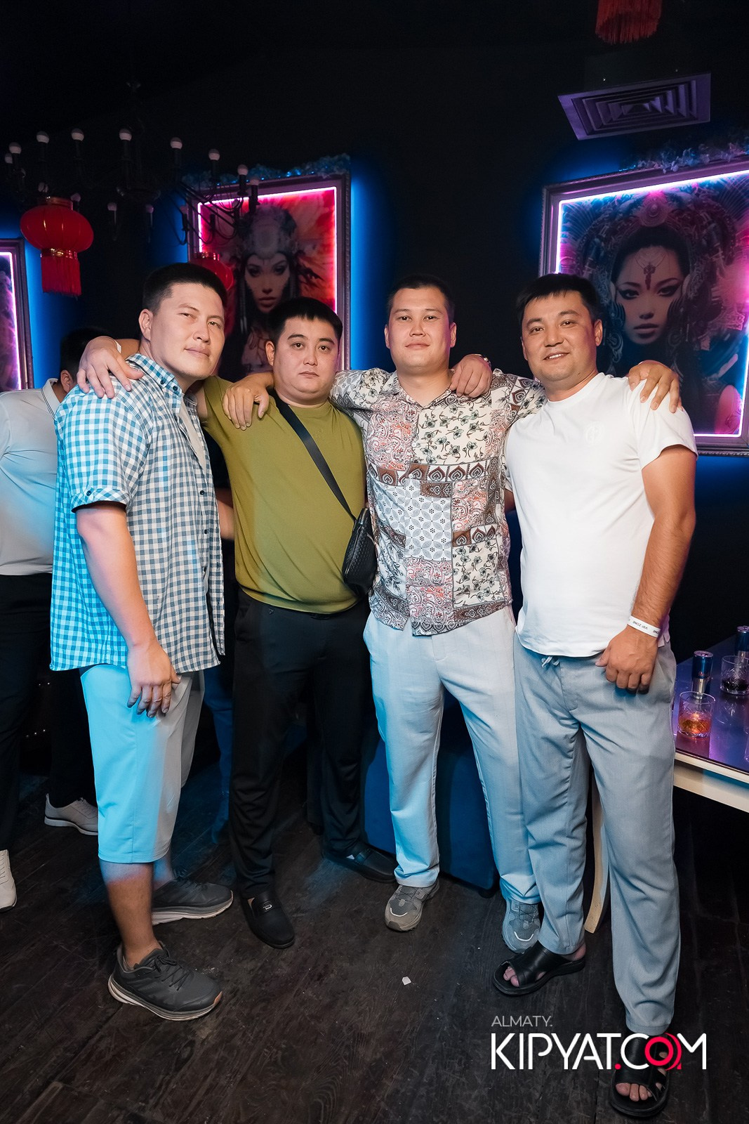 UYAT EMES BAR. КИПЯТКОМ АЛМАТЫ!