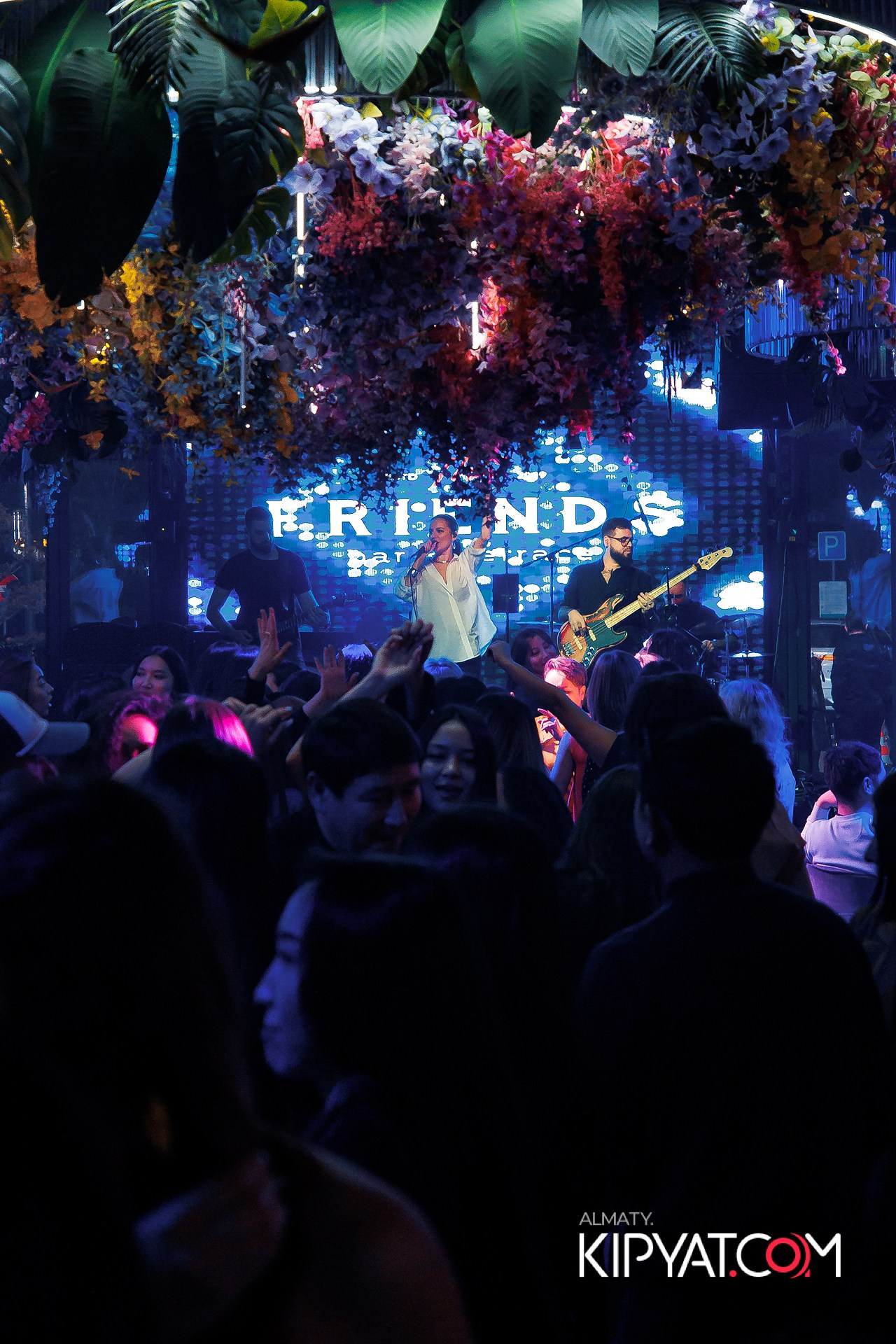 FRIENDS BAR & TERRACE. КИПЯТКОМ АЛМАТЫ! Фотосъемка мероприятий в Алматы