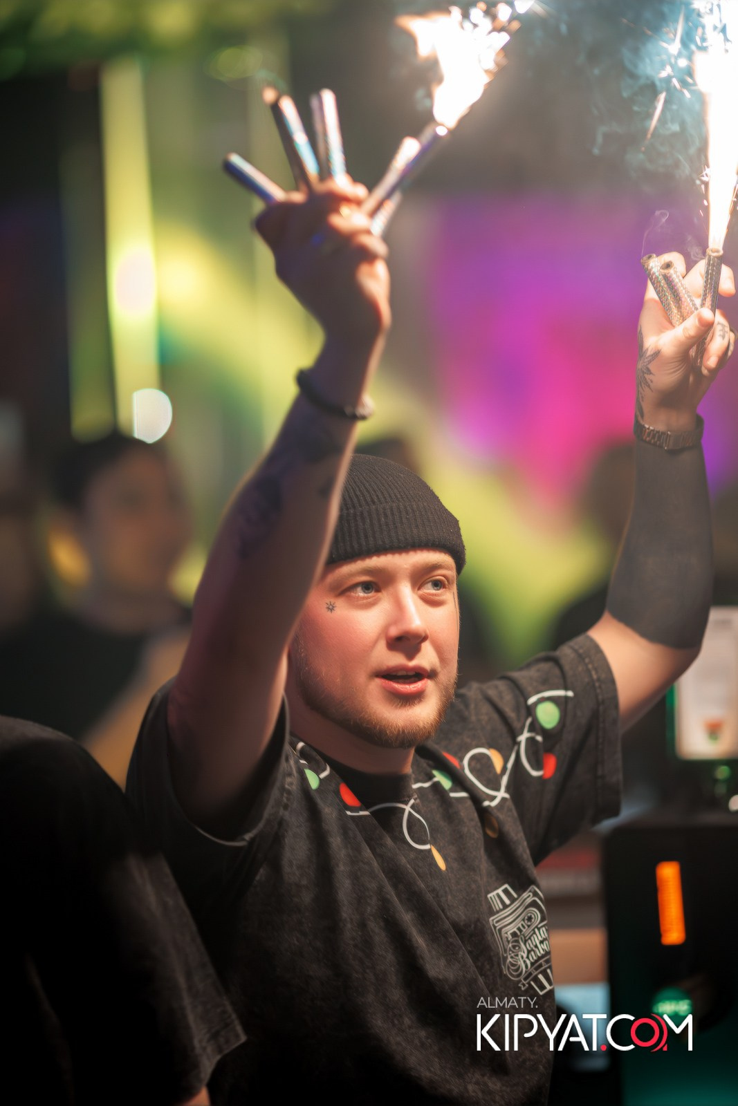 SANTA BARBARA — ПИТ ДЖЕЙСОН (ГР. ПРЕМЬЕР-МИНИСТР) И ИЛЬЯ ЗУДИН (ГР. ДИНАМИТ) НА ПРЕДНОВОГОДНЕЙ ВЕЧЕРИНКЕ. КИПЯТКОМ АЛМАТЫ!