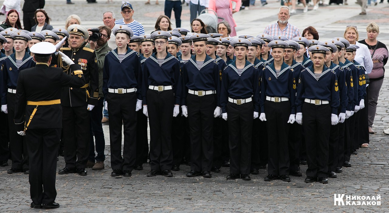 Кадеты  морского кадетского военного корпуса на торжественном построении на Якорной площади в Кронштадте