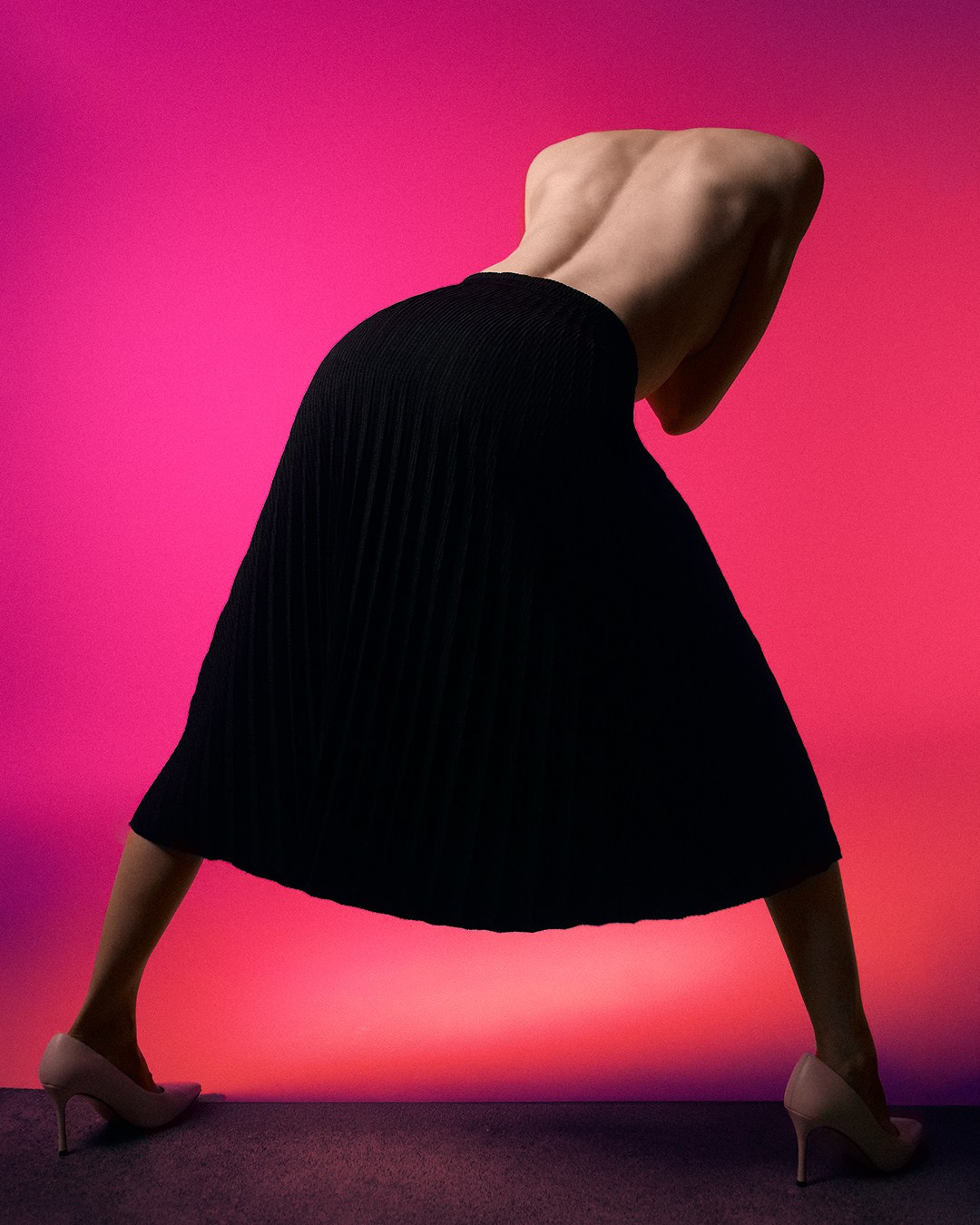 Креативный свет и поза модели на циклораме