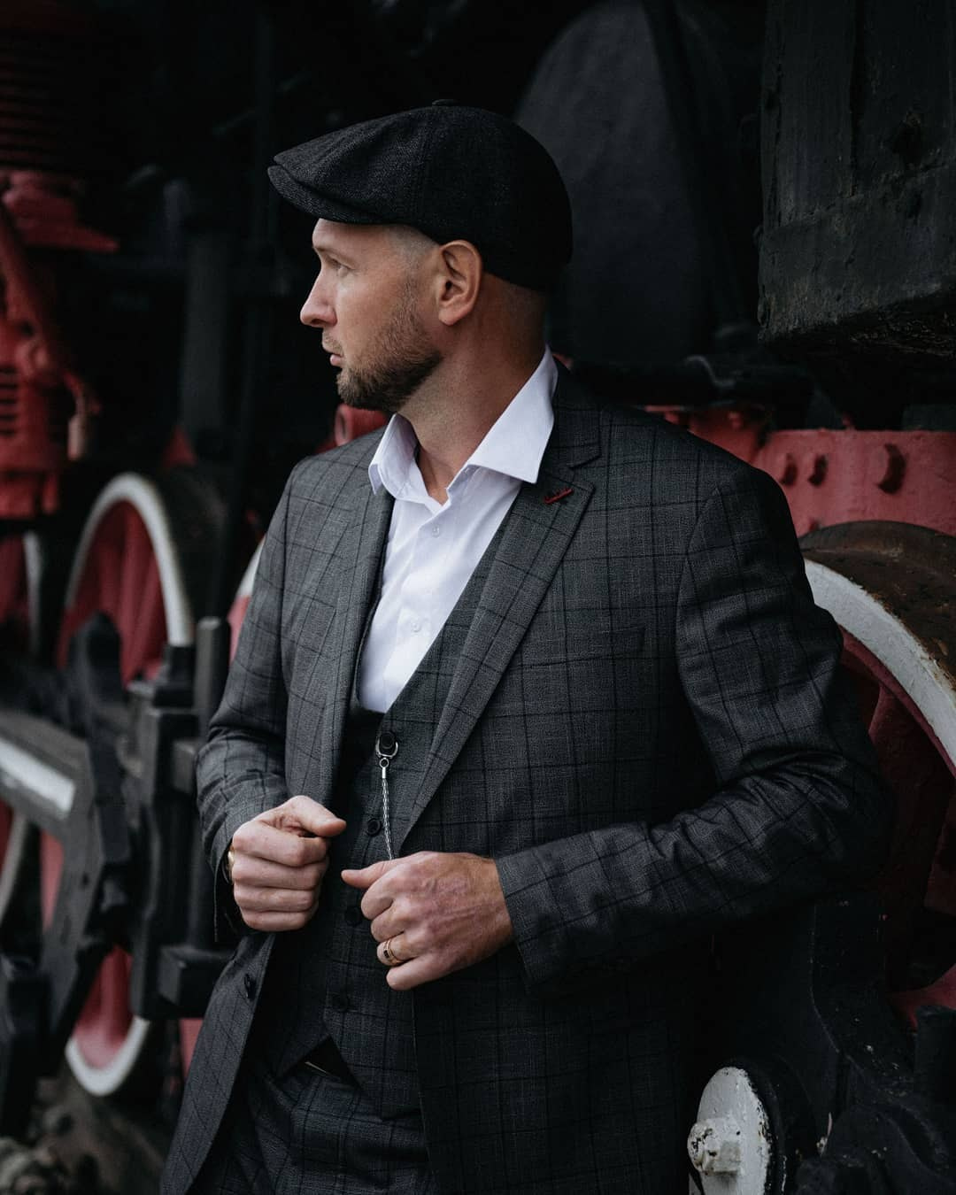 Острые козырьки. Анна Парсанова.ФОТОГРАФ