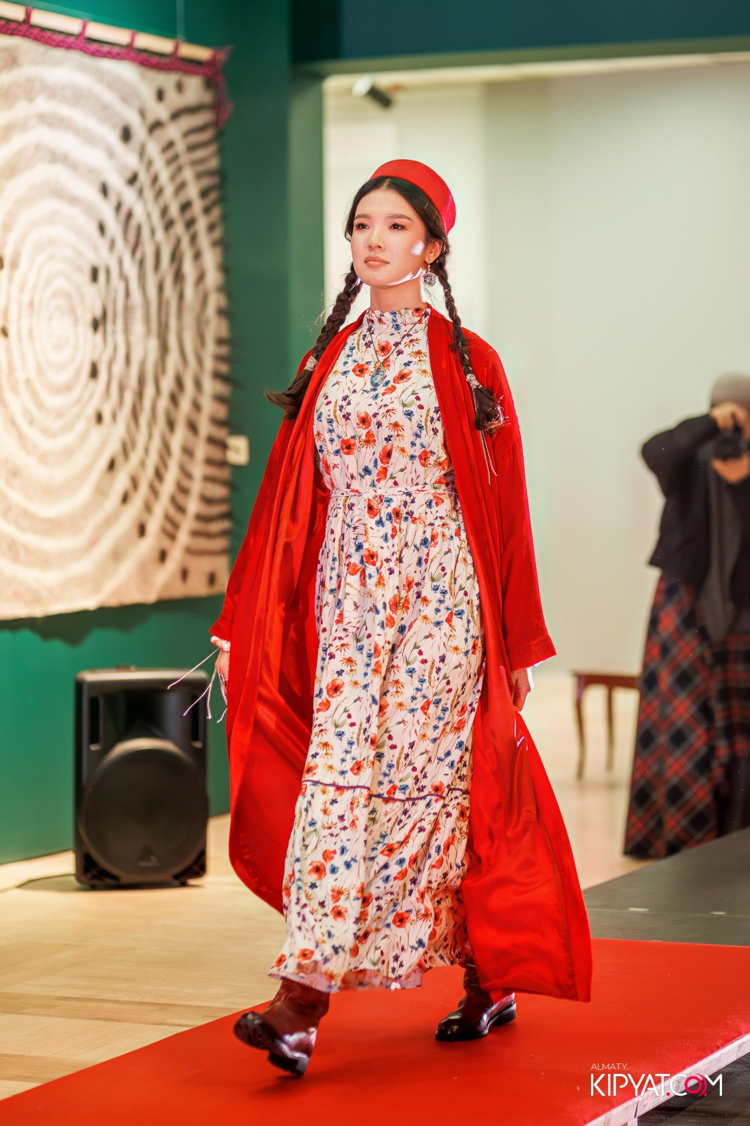 FASHION ПОКАЗ, КАЗАХСКОЙ НАЦИОНАЛЬНОЙ ОДЕЖДЫ. КИПЯТКОМ АЛМАТЫ!