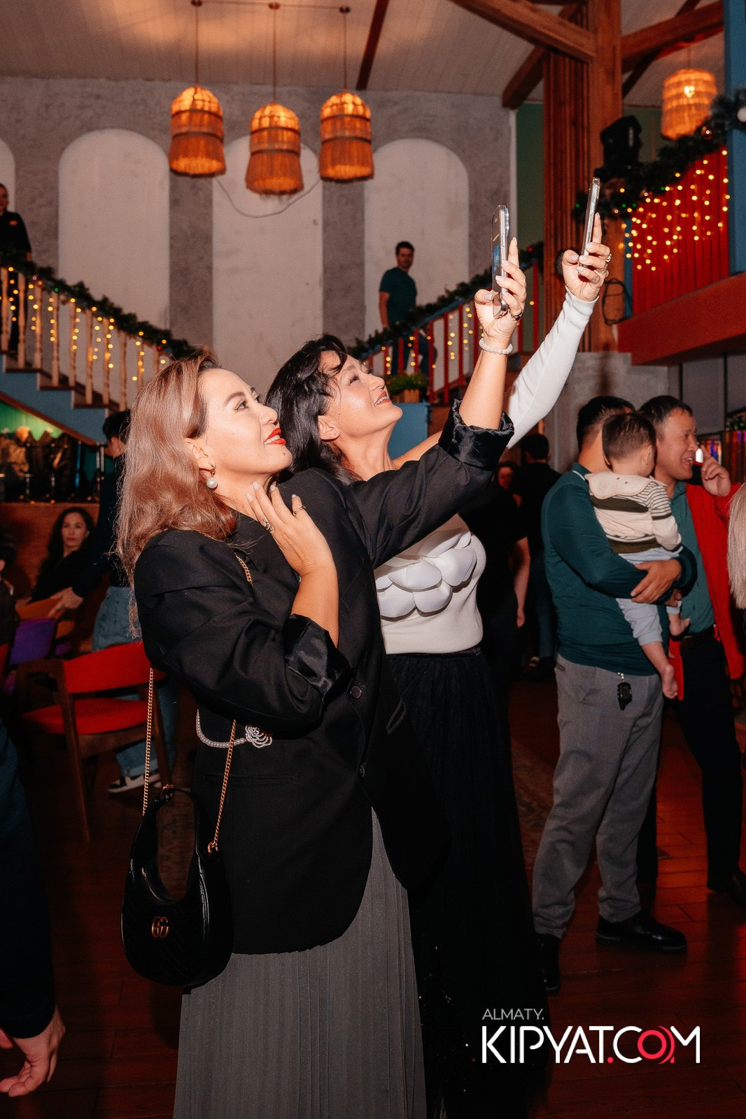 ГРУЗИНСКИЙ ДВОР НА КАБАНБАЙ БАТЫРА. КИПЯТКОМ АЛМАТЫ!