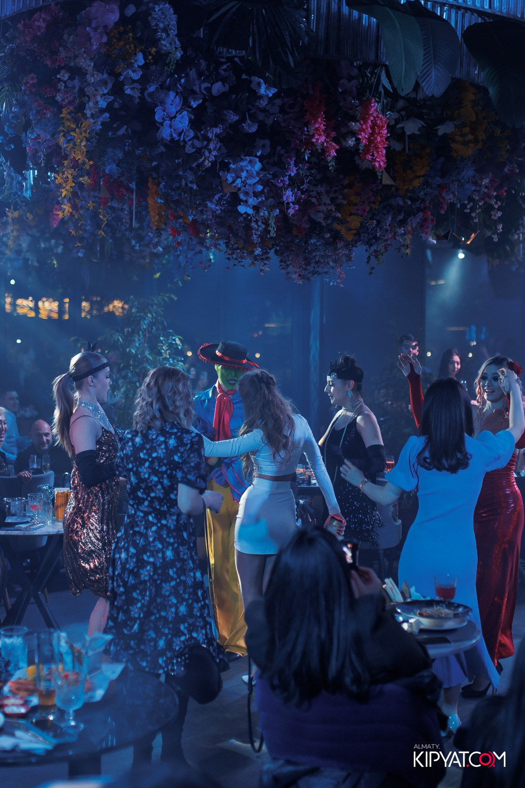 FRIENDS BAR & TERRACE. КИПЯТКОМ АЛМАТЫ!