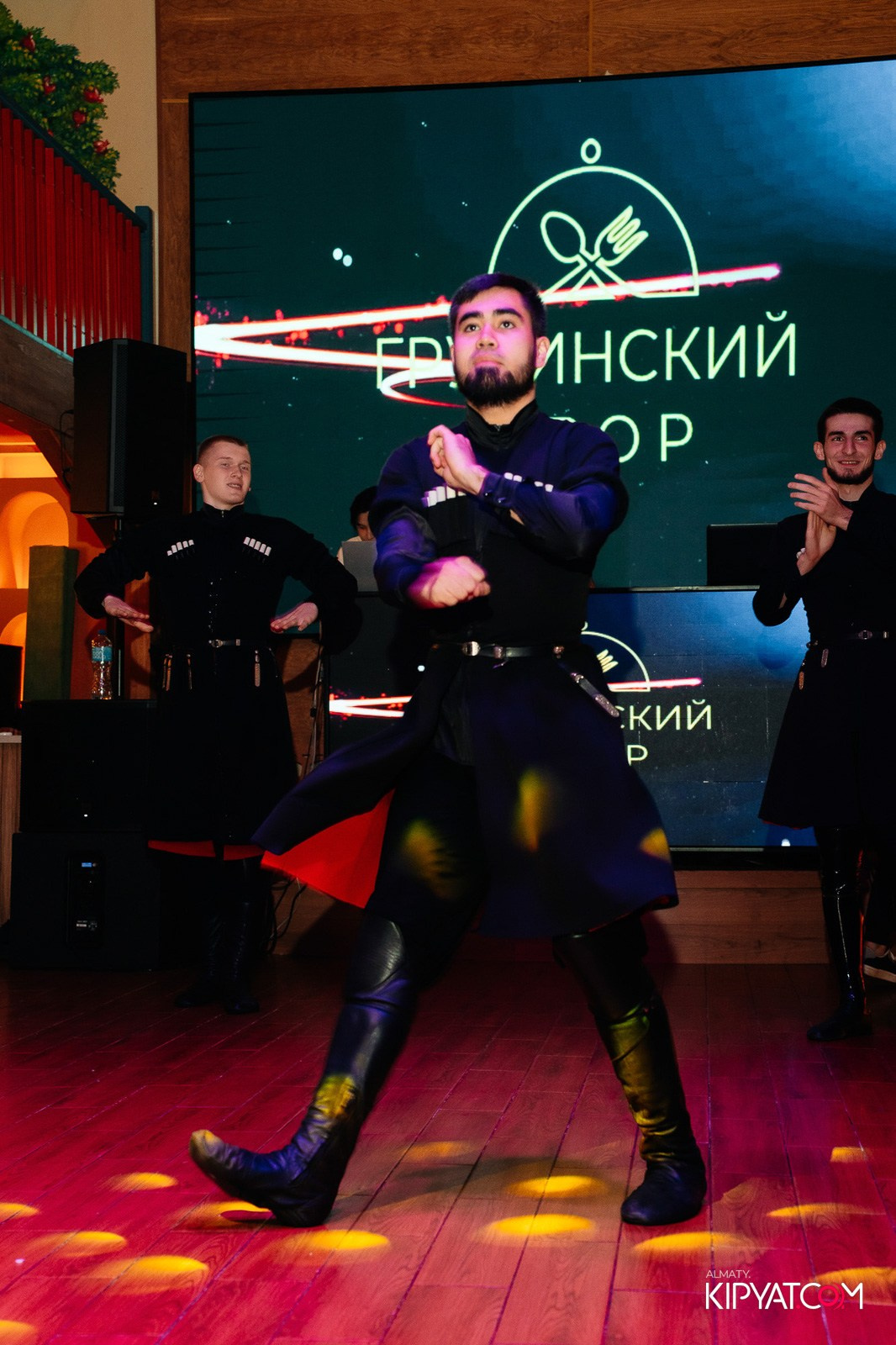 ГРУЗИНСКИЙ ДВОР НА КАБАНБАЙ БАТЫРА. КИПЯТКОМ АЛМАТЫ!