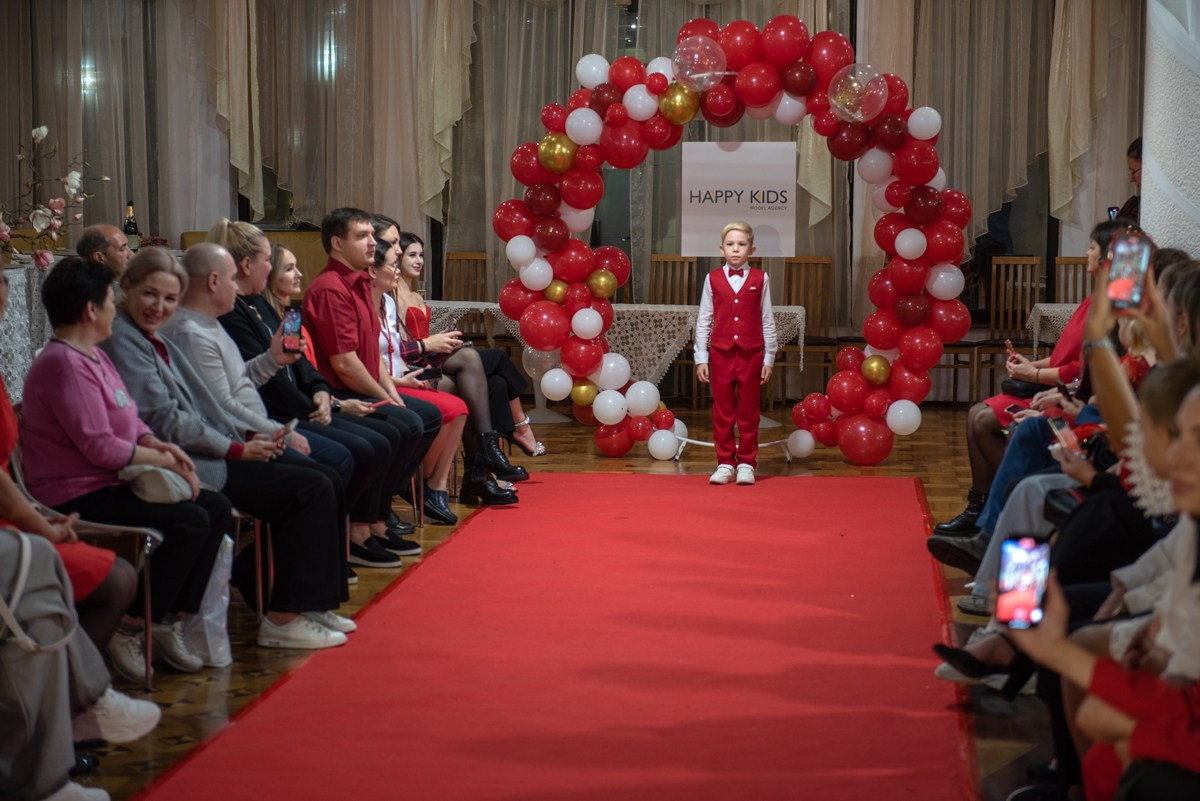 Выпускной в детской школе моделей HAPPYkids 2024. Семейный и коммерческий фотограф в Сочи Александр Бодунов