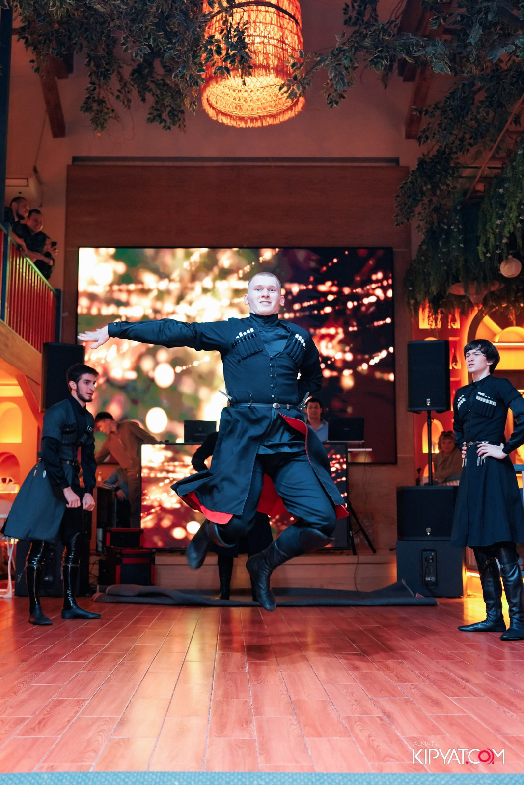 ГРУЗИНСКИЙ ДВОР НА КАБАНБАЙ БАТЫРА. КИПЯТКОМ АЛМАТЫ!