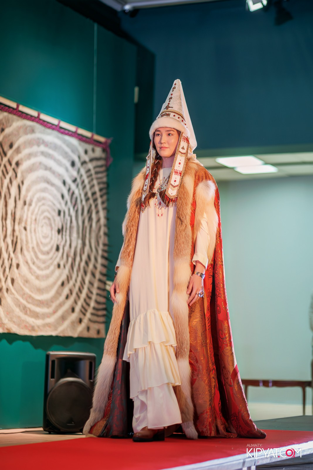 FASHION ПОКАЗ, КАЗАХСКОЙ НАЦИОНАЛЬНОЙ ОДЕЖДЫ. КИПЯТКОМ АЛМАТЫ!