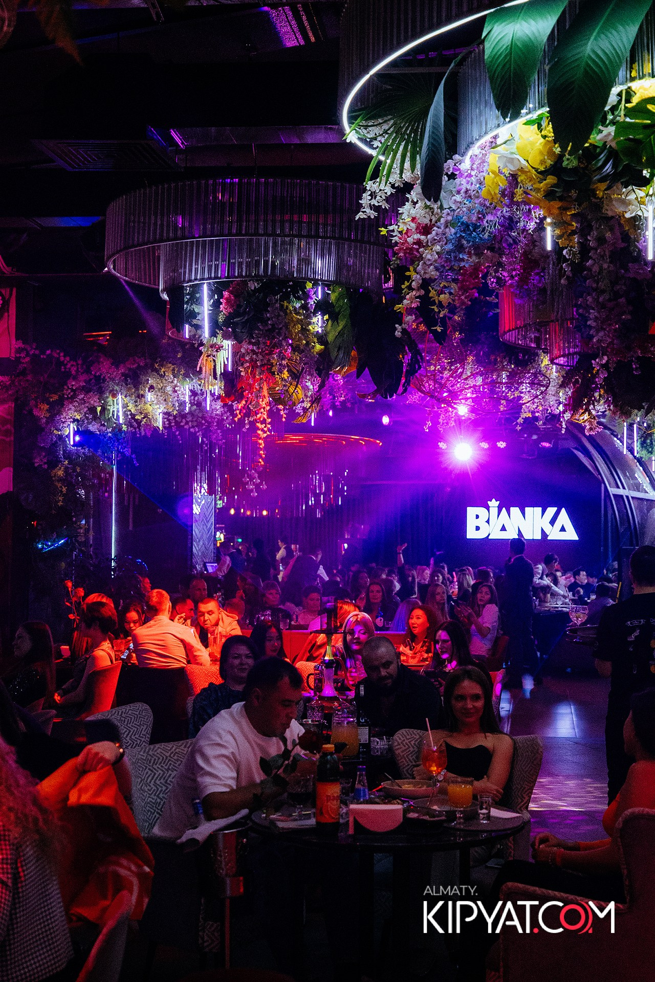 FRIENDS BAR & TERRACE. КИПЯТКОМ АЛМАТЫ!