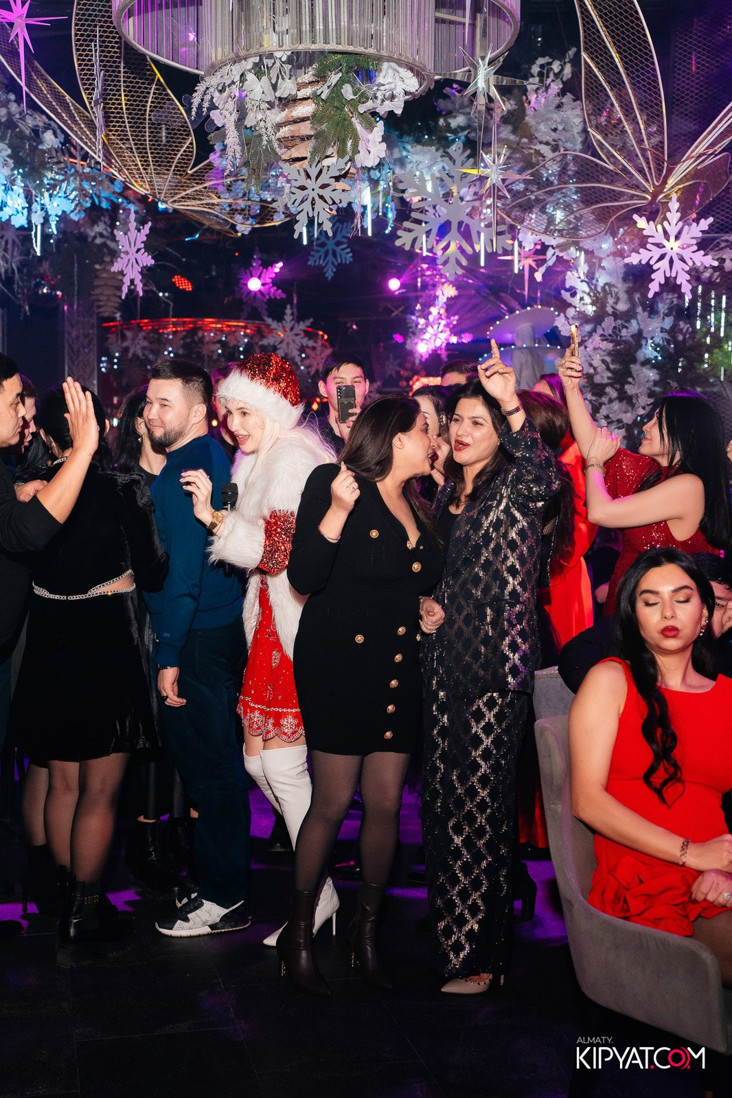 FRIENDS BAR & TERRACE. КИПЯТКОМ АЛМАТЫ!