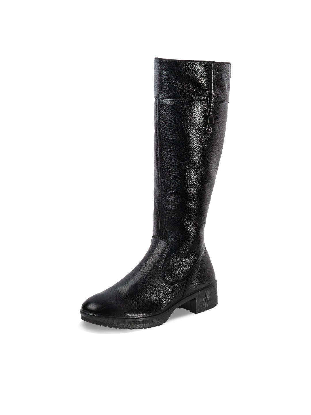 высокий сапог на белом фоне