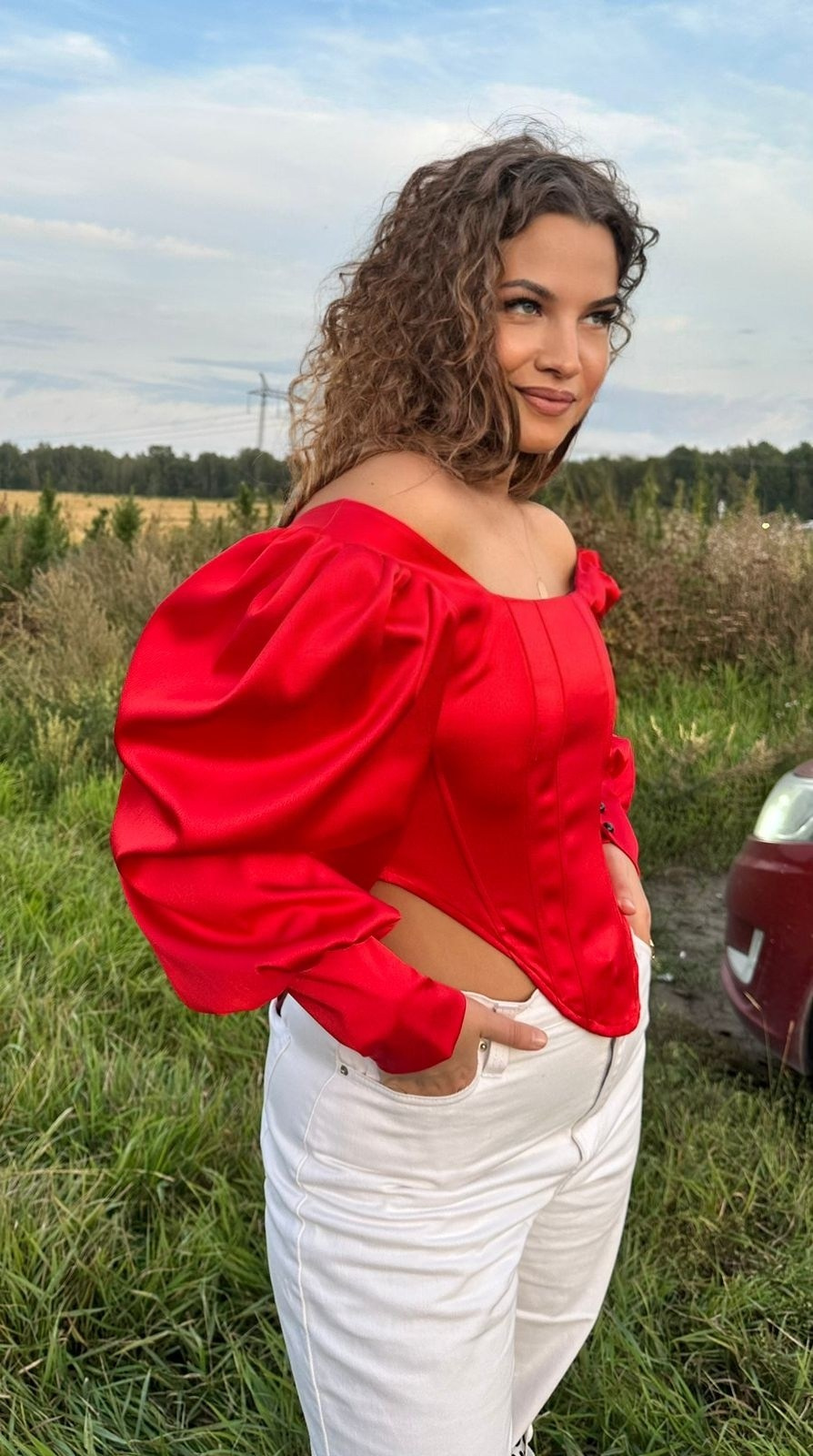 Красный корсет с длинными рукавами. Туры на Байкал с фотографом под ключ. Фотосессии на Ольхоне