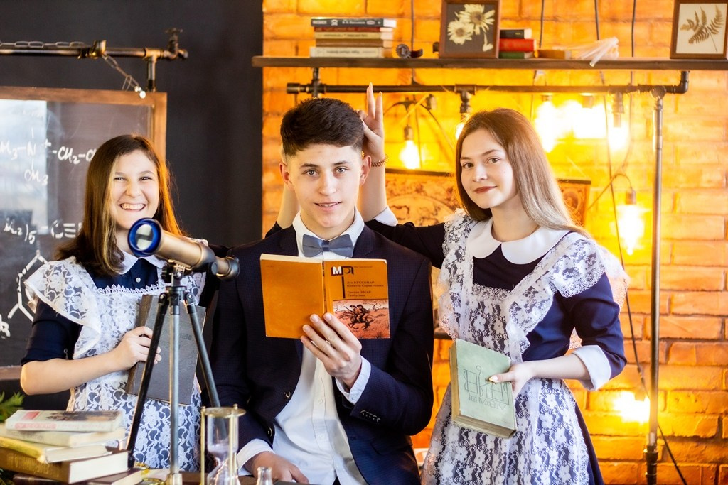 Школьники в студии. Фотограф Бурятия. Печать фотокниг