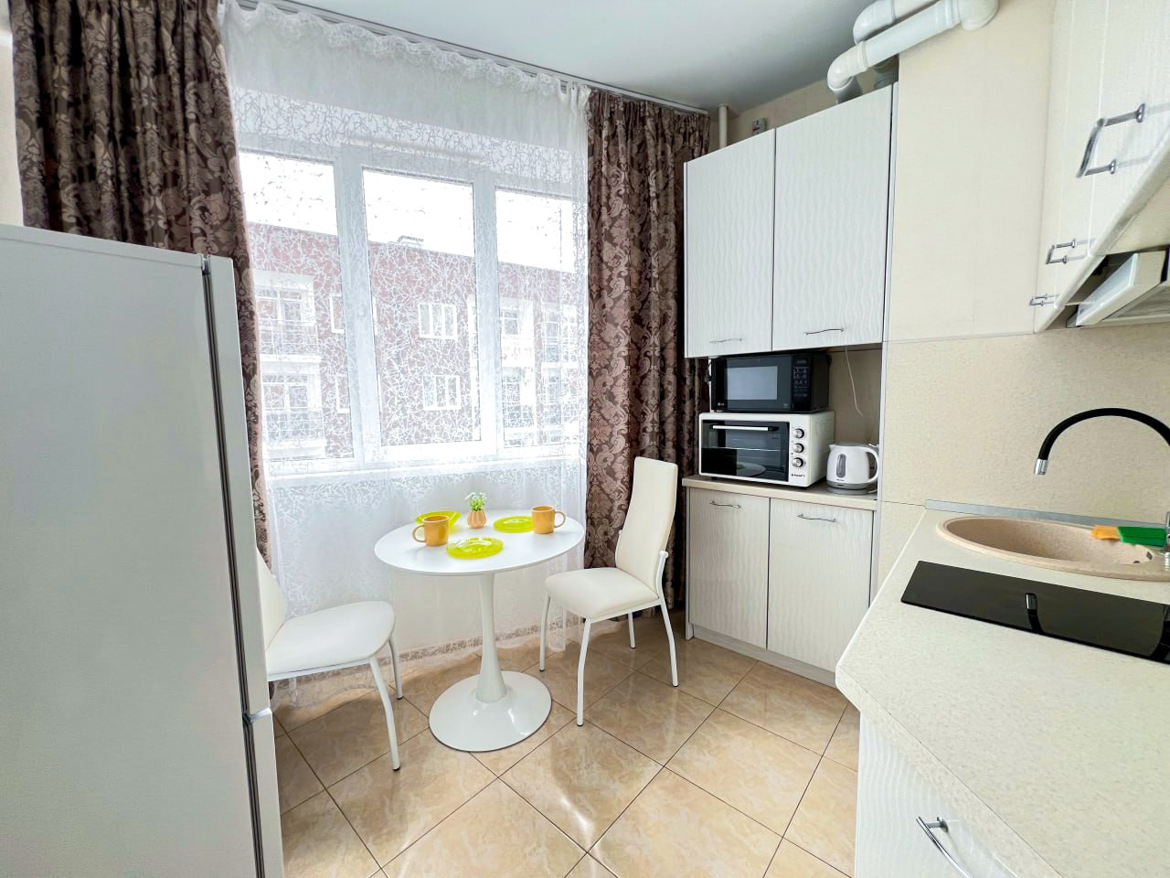 Отличный вариант для отдыха семьей, командировки, путешествия с друзьями. Квартиры посуточно, длительно в Сочи, LARA APART GROUP