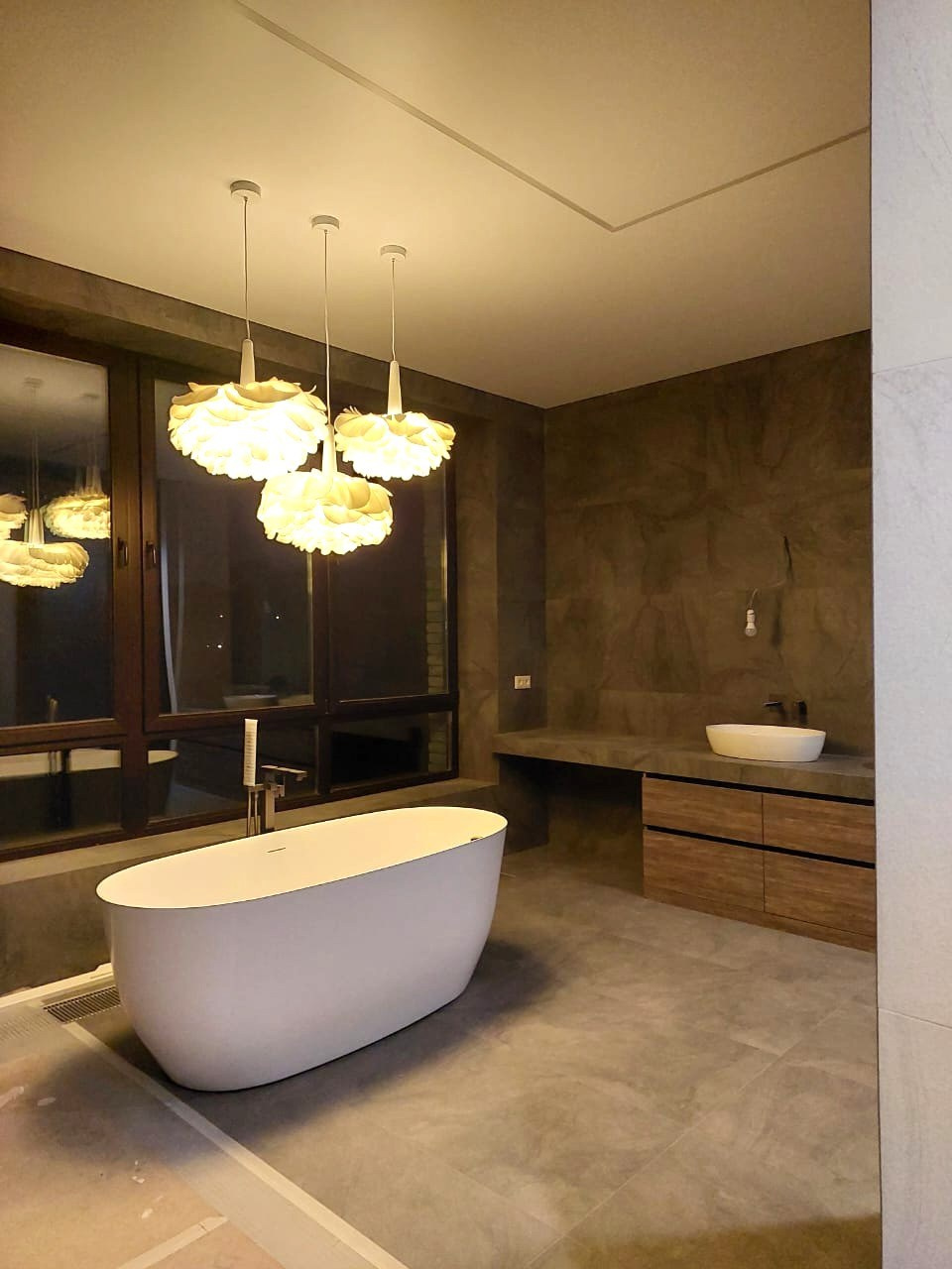 Зонирование и освещение в ванной комнате объекта МД-006