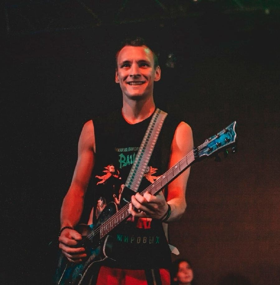 Сomments. Master of making guitars and basses to order