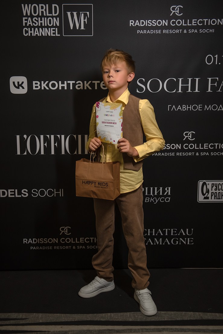 SochiFashionWeek2024 дизайнер Анохина Светлана. Семейный и коммерческий фотограф в Сочи Александр Бодунов