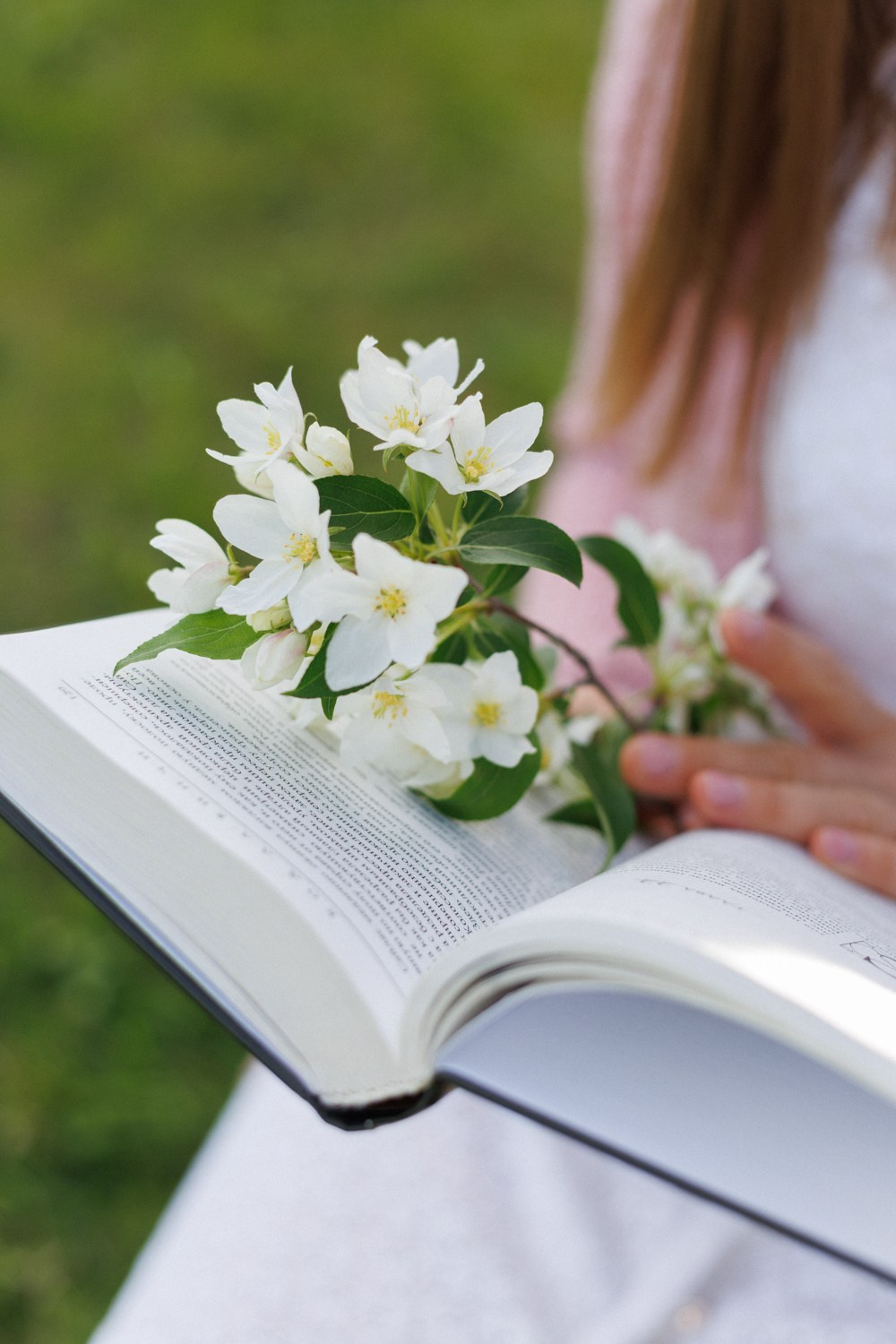 Фотосессия в цветущих яблонях. Семейный фотограф г. Тюмень