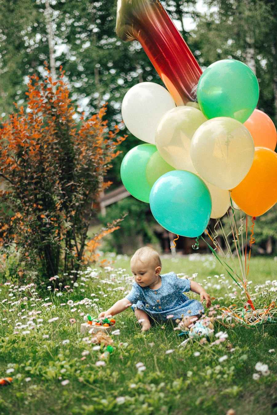Коля, Ксюша, Саша, Андрей, Кира и бабушки | на даче