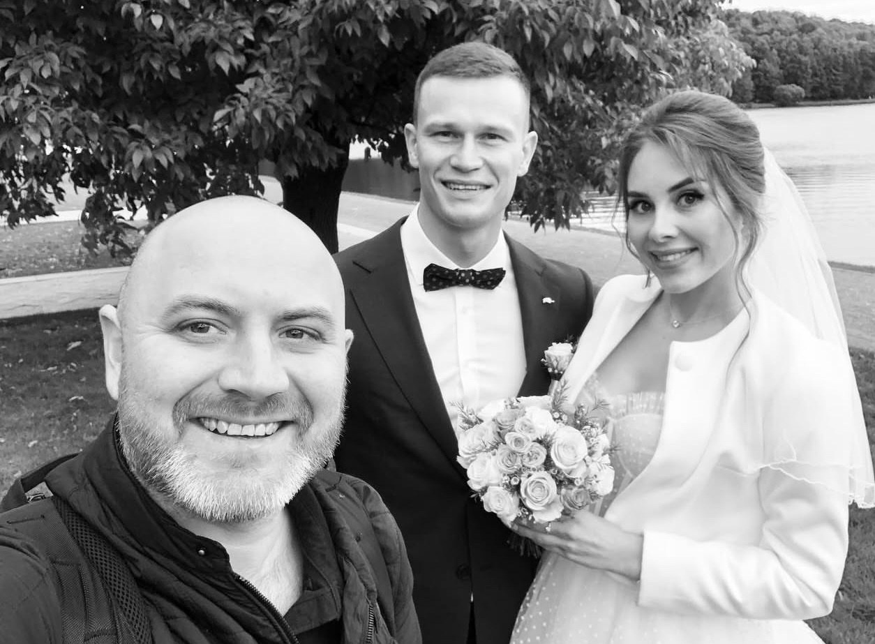 Фотограф в кадре — на протяжении уже 10 лет, по традиции делаю обязательно фото с молодыми!. Свадебный фотограф Александр Абрамов Москва / Зеленоград