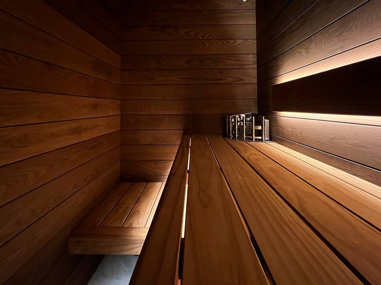 Сауна на Крестовском выполнена из термообработанного ясеня и новозеландской термососны. Эксклюзивное сочетание прямо в квартире. SaunaTopMasters