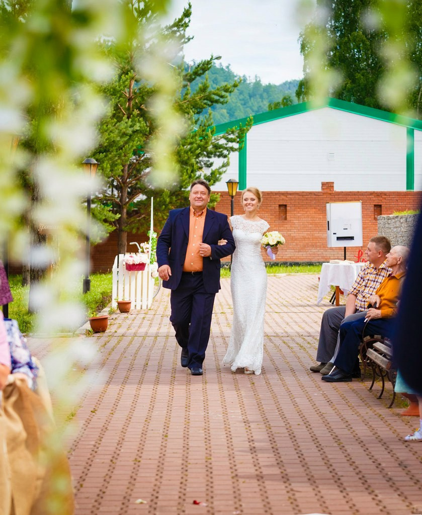 свадьба Красноярск фотосессия фотограф выездная свадебная церемония цена заказать стоимость забронировать дату ведущий церемониймейстер цветочная свадебная арка платье невесты костюм жениха идея место образ  стилист визажист причёска макияж пример фото подружки отец невесты гости  