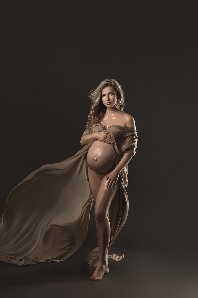 фотосессия беременной в фотостудии на темном фоне в красивом разлетающемся платье, фотография беременности, фотосессия беременных, портрет беременной