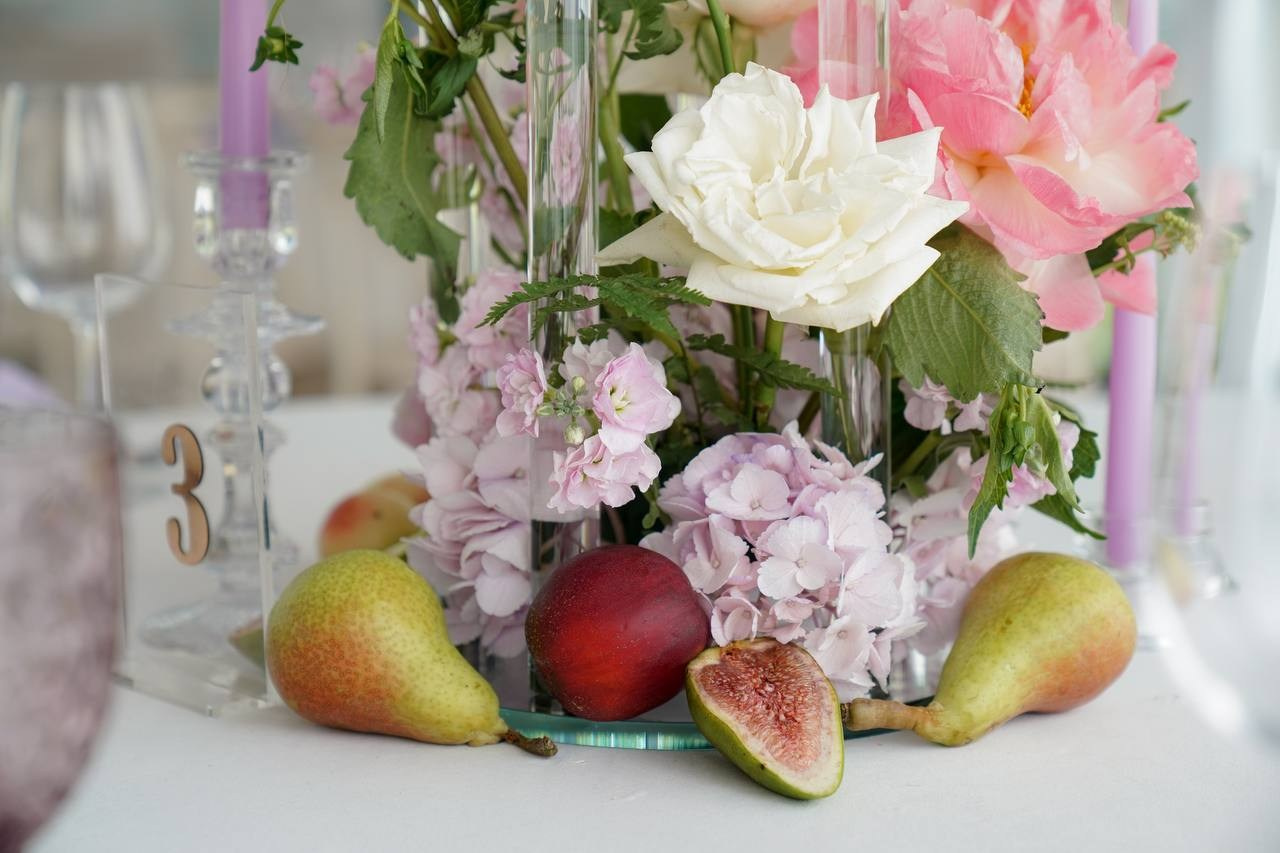 Яркий декор с использованием фруктов и овощей. Подрядчики и друзья сети свадебных площадок House for wedding