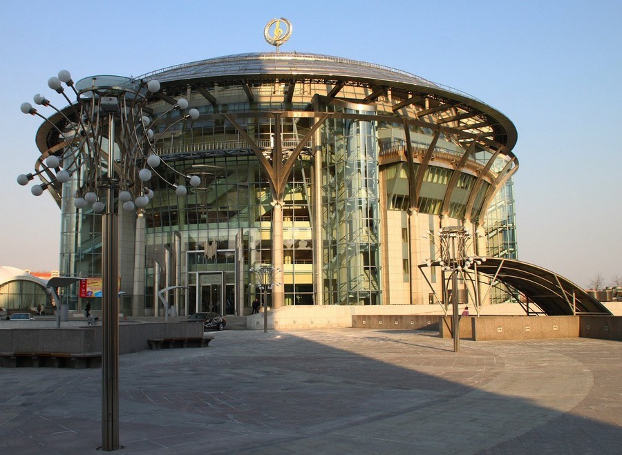 Уличная фотосъемка — московский двор с характерной архитектурой